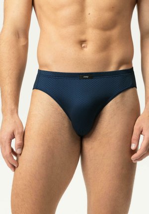 Männlicher Oberkörper mit marineblauer Slip-Unterwäsche mit dezentem geometrischen Muster und kleinem "mey"-Etikett am Bund.