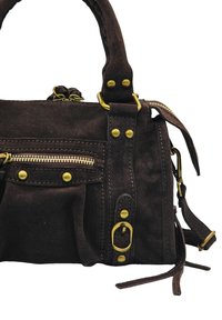 Sac à main en daim marron avec deux poignées, quincaillerie dorée, poche zippée à l'avant et détail en houppes. Présente une couture solide et des accents métalliques.