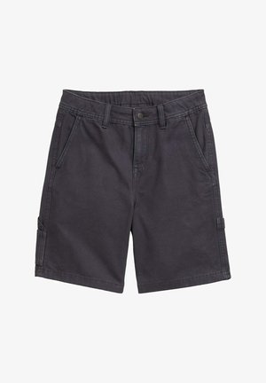 Shorts gris foncé en mélange de coton, avec poches latérales, fermeture à bouton et passants de ceinture. Texture lisse avec des détails cousus.