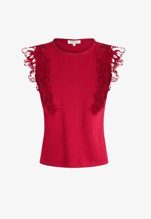 Haut rouge à manches courtes avec des accents en dentelle sur les épaules, un col rond et une coupe ajustée. Fabriqué en tissu doux et respirant.