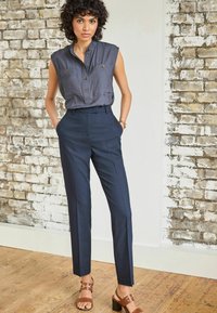 Next TAILORED STRETCH PETITE. - Chino kalhoty - navy blue