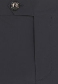 Tessuto blu navy con una texture liscia, dotato di chiusura a bottone e tasca laterale. Design semplice con dettagli di cucitura puliti.