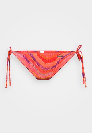 Wielokolorowy dół bikini w odcieniach różu i fioletu, z fakturowanym wzorem, regulowanymi bocznymi zawiązaniami oraz metką z logo.