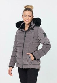 Grau gesteppte Pufferjacke mit Kapuze aus schwarzem Kunstpelz. Ausgestattet mit einem steppenden Design, einem Reißverschluss vorne und seitlichen Taschen. Schwarze gerippte Bündchen.