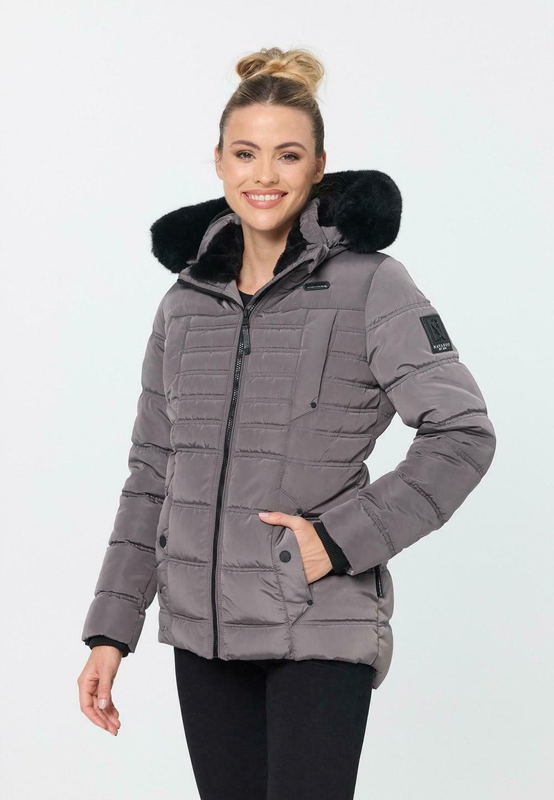 Grau gesteppte Pufferjacke mit Kapuze aus schwarzem Kunstpelz. Ausgestattet mit einem steppenden Design, einem Reißverschluss vorne und seitlichen Taschen. Schwarze gerippte Bündchen.