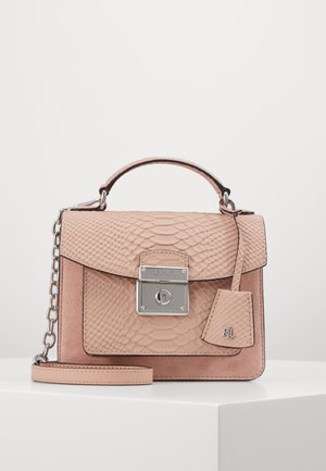 Borsa rosa blush con parte anteriore in pelle testurizzata a motivo serpente, lati in morbido camoscio, dettagli in argento, targhetta rimovibile e tracolla a catena.