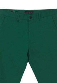 Grüne Baumwollmischung-Chinos mit Knopfverschluss, Reißverschluss und Seitentaschen; glatte Textur, gerader Schnitt und minimale Nähdetails.