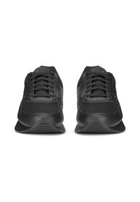 Pár černých sportovních bot s tkaničkami, horní část z textilu a kůže, pohled zepředu na bílém pozadí.