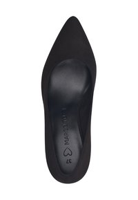 Escarpin en daim noir à bout pointu avec une doublure intérieure lisse, arborant un logo en forme de cœur. Pas de fermetures ni d'ornements visibles.