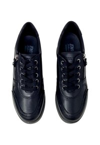 Le sneaker in pelle nera presentano una finitura liscia, una parte anteriore con lacci e una cerniera laterale per facilitarne l'indossamento. Punta arrotondata e soletta imbottita per il comfort.