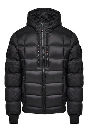Chaqueta tipo abrigo negra con capucha, que presenta un diseño acolchado, dos bolsillos en el pecho con cremallera y puños y dobladillo acanalados. Material ligero.