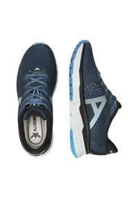 Herren-Laufschuhe mit einem Obermaterial aus marineblauem Mesh, schwarzen Akzenten, weißer Zwischensohle und blauen Details; verfügen über eine Schnürung und eine markierte Innensohle.