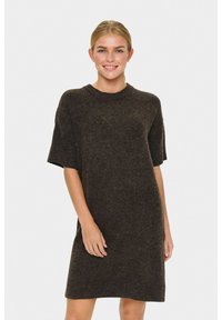 Robe tricotée marron à manches courtes, avec un col rond et une coupe décontractée, dotée d'une texture douce et d'une couleur unie.