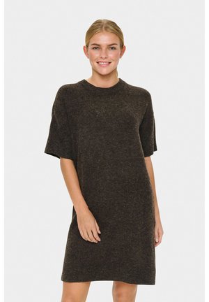 Robe tricotée marron à manches courtes, avec un col rond et une coupe décontractée, dotée d'une texture douce et d'une couleur unie.
