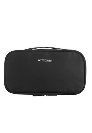Étui de voyage noir avec une surface texturée, fermeture zip et une poignée supérieure. Présente le logo "Wittchen" affiché en évidence sur le devant.