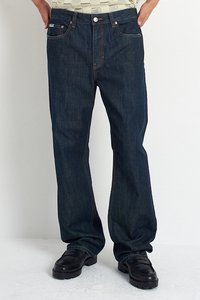 Dunkelblaue Jeans aus Denim mit gerader Passform, sichtbaren Nähten, Fronttaschen und einem Bund mit Knopf- und Reißverschluss.