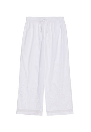 Pantaloni culotte bianchi in cotone con vita elasticizzata, lacci e intricati motivi floreali ricamati all'orlo e ai lati.