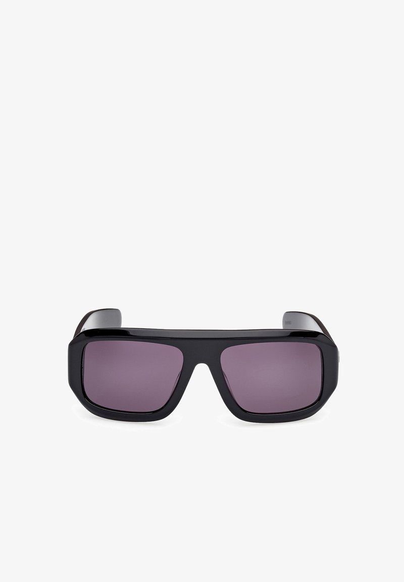 Czarne okulary przeciwsłoneczne z dużymi kwadratowymi oprawkami. Soczewki w ciemnym odcieniu fioletu, a ramiona mają elegancki kształt z delikatnym wygięciem. Podwójny odcień wykończenia.