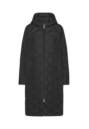Abrigo acolchado negro con capucha, que presenta una textura de acolchado ondulado, cremallera frontal y bolsillos laterales. Diseñado con un corte a la altura de la rodilla.