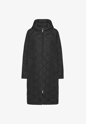 Abrigo acolchado negro con capucha, que presenta una textura de acolchado ondulado, cremallera frontal y bolsillos laterales. Diseñado con un corte a la altura de la rodilla.