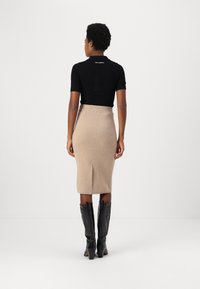 pure cashmere STRAIGHT MIDI SKIRT - Pouzdrová sukně - camel