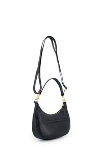 Sort læder skuldertaske med en rund form, guld hardware detaljer og lynlåslukning. Har en lang rem og minimalistisk design.