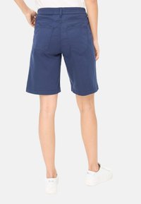 Pantaloni corti blu navy realizzati in cotone con una vita elasticizzata, che arrivano a metà coscia, con due tasche posteriori e una finitura pulita.