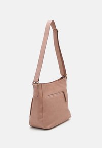 Jasnoróżowa skórzana torebka na ramię z jedną regulowaną rączką, boczną kieszenią na zamek błyskawiczny, miękką teksturą oraz usztywnionym, prostokątnym kształtem.