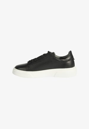 Zwarte leren sneaker met een gestructureerde bovenkant, ronde neus, witte rubberen zool en platte veters. Eenvoudig ontwerp met een lage silhouette.