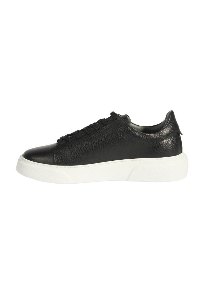 Schwarze Ledersneaker mit strukturiertem Obermaterial, runder Schuhspitze, weißer Gummisohle und flachen Schnürsenkeln. Einfaches Design mit einer Low-Top-Silhouette.