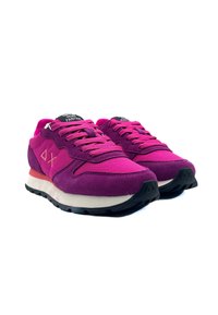 Paarse suède en stoffen sneakers met roze accenten, ronde neus, dikke zwarte zool en een rechthoekig logo op de tong.