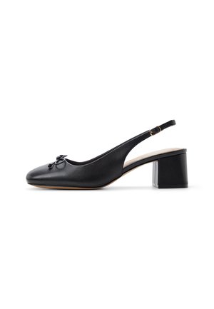 Zapato slingback de cuero negro con tacón cuadrado y pequeño lazo en la punta, mostrado sobre fondo blanco.