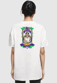 Merchcode FRIDA KAHLO SHORT LOGO OVERSIZED BOYFRIEND TEE - Triko s potiskem - white