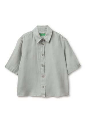 Jasnoszara koszula na krótki rękaw z kołnierzykiem, posiadająca pięć guzików z przodu i luźny fason.