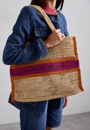 Torebka na ramię wykonana z naturalnych włókien. Posiada kolorowe poziome paski w odcieniach różu i pomarańczy, z tekstem wytłoczonym na czarno.