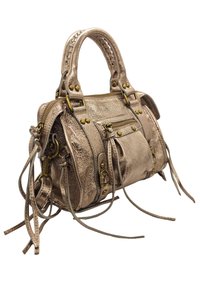 Sac à main en bronze métallisé avec surface texturée, double anses supérieures, franges décoratives, plusieurs poches zippées et accents en laiton.