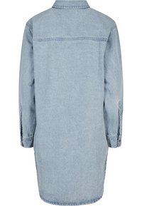 Robe chemise en denim bleu clair à manches longues avec col plié, poignets boutonnés et ourlet incurvé, vue de dos.
