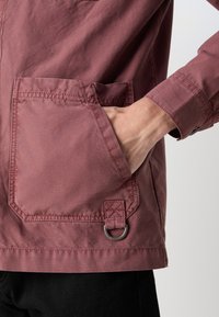 Barbour DEWSBURY GARMENT DYED OVERSHIRT - Könnyű dzseki - desert clay
