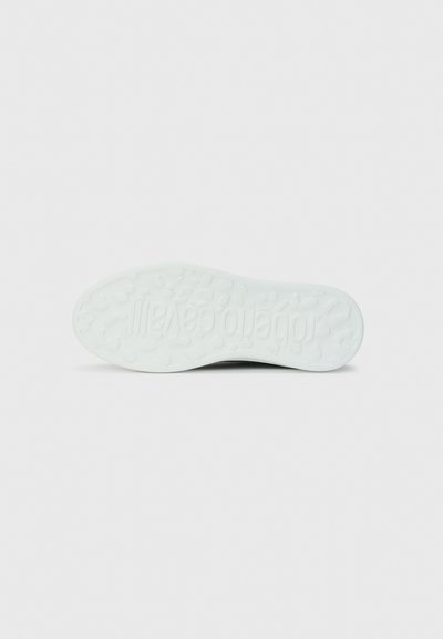Semelle de sneaker blanche avec un motif de grip texturé, présentant un logo estampé. Matériau lisse et flexible qui améliore le confort et la traction.