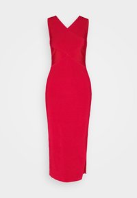 Červené bezramínkové šaty s V-výstřihem, s překříženým designem v oblasti poprsí a bočním rozparkem, vyrobené z hladké, přiléhavé tkaniny.