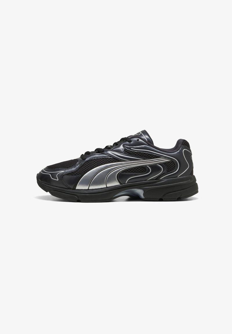 Baskets de sport noires et argent avec dessus en mesh et synthétique, fermeture à lacets, col rembourré et semelle épaisse et amortissante sur fond blanc.