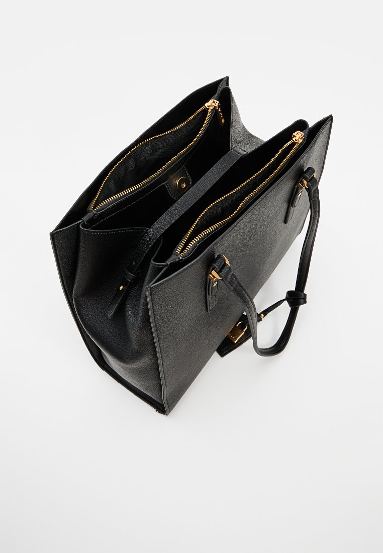 Svart läder toteväska med två zip-fickor, guldfärgade detaljer och dubbla axelremmar, med en strukturerad yta.