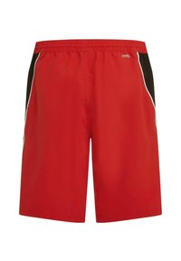 Κόκκινα μαγιό σορτς με ελαστική μέση, μαύρες πλευρικές πινελιές σε αντιθετικό χρώμα και λευκές ραφές κατά μήκος των πλευρών. Ομαλή υφή.