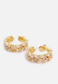 Guldörhängen i form av hoop med oregelbundna vita pärlor och rektangulära klara kristaller, med en strukturerad yta och säker clip-stängning.