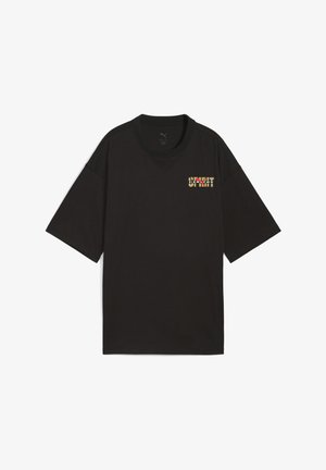 Juoda trumpa rankovė marškinėliai su žodžiu "DVA" spalvingomis raidėmis kairėje krūtinės pusėje.