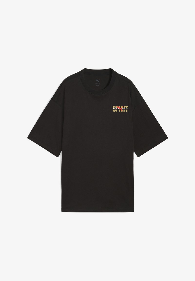 Melna īsām piedurkņu T-kreklu ar vārdu "SPIRIT" krāsainos burtos kreisajā krūšu daļā.