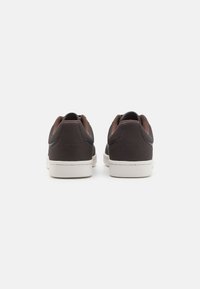 Levi's® BILLY 2.0 - Baskets basses - dark brown