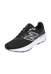 Zapatilla deportiva negra con parte superior de malla texturada, media suela blanca y acentos grises. Presenta un logo prominente y un diseño con cordones.