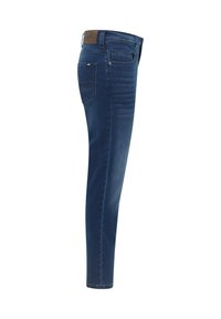 Jeans oscuros de corte ajustado con una cintura de altura media. Hechos de denim, cuentan con cinco bolsillos y un ligero desgaste a lo largo de las piernas.