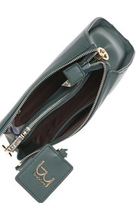 Borsa in pelle verde scuro con forma rettangolare, zipper dorato e rivestimento interno in tessuto. Presenta un piccolo etichetta con un logo.